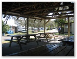 Active Holidays White Albatross - Nambucca Heads: Camp kitchen and BBQ area