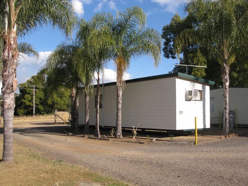 Twin Gums Caravan Park - Nanango: Cottage accommodation, ideal for families, couples and singles