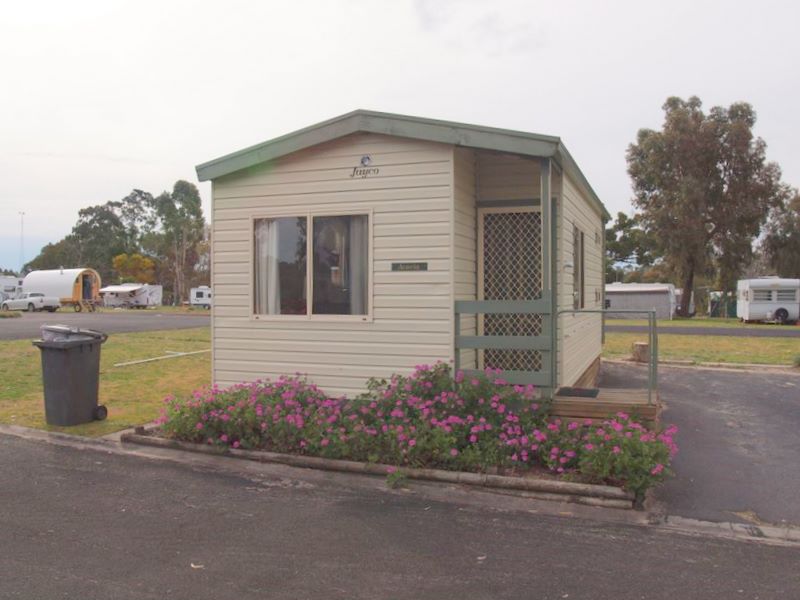 Naracoorte Holiday Park - Naracoorte: Cottage accommodation, ideal for families, couples and singles