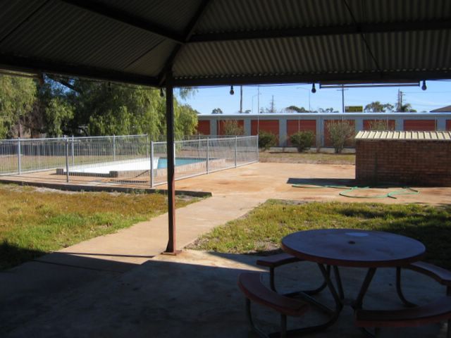 Rose Gardens Tourist Park retained for historical purposes - Narromine.: Swimming pool