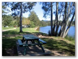 BIG4 Nelligen Holiday Park - Nelligen: Picnic area beside the river