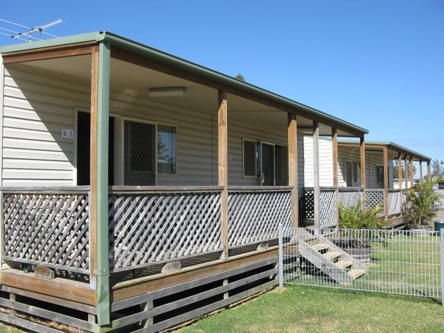 Stockton Beach Tourist Park - Stockton Newcastle: Cottage accommodation, ideal for families, couples and singles