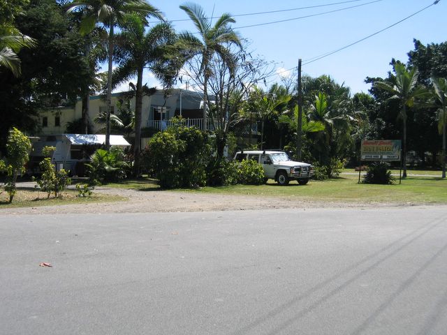 Newell Beach Caravan Park - Newell Beach: View of the park from the road