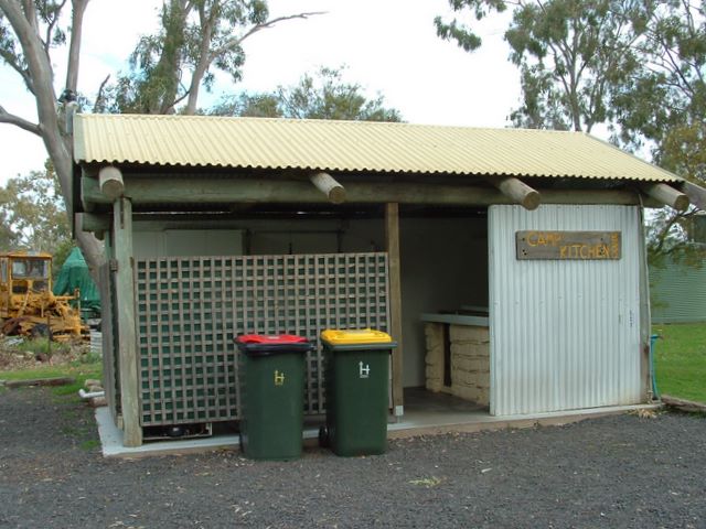 Nhill Caravan Park - Nhill: Camp kitchen and BBQ area
