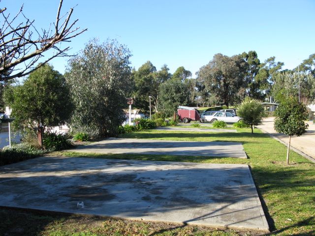 Nicholson River Holiday Park - Nicholson River: Powered sites for caravans with spacious concrete slabs