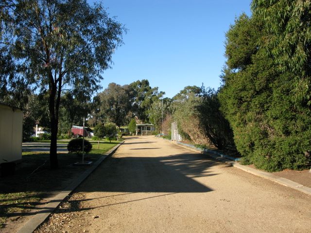 Nicholson River Holiday Park - Nicholson River: Good gravel roads within the park