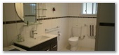 Roundtu It Eco Caravan Park - Northcliffe: Bathroom in Chalet