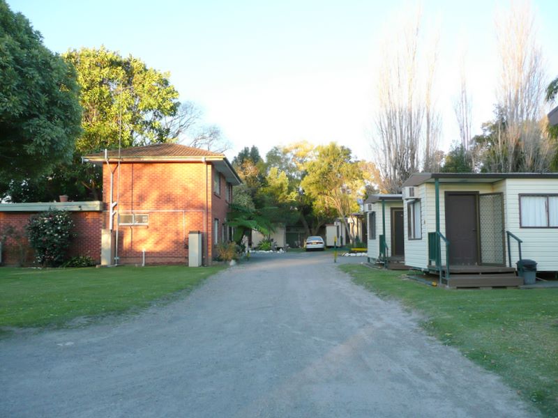 The Willows - Nowra: Gravel roads throughout the park