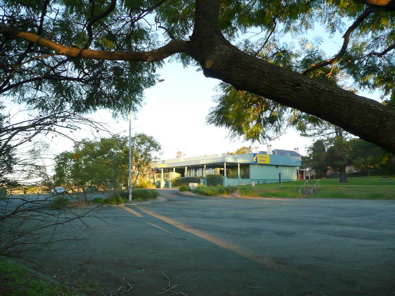 The Willows - Nowra: Nowra Visitors Centre is opposite the park