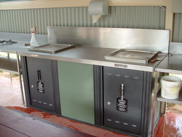 Numurkah Caravan Park - Numurkah: BBQ facilities in camp kitchen