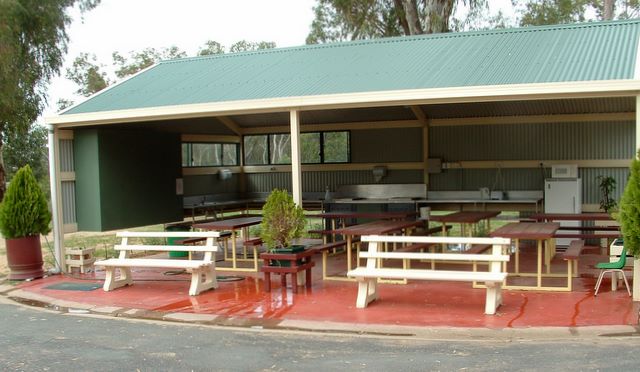 Numurkah Caravan Park - Numurkah: Camp kitchen and BBQ area