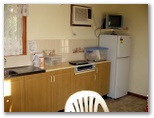 Nyngan Riverside Caravan Park - Nyngan: Interior view of cabin kitchen