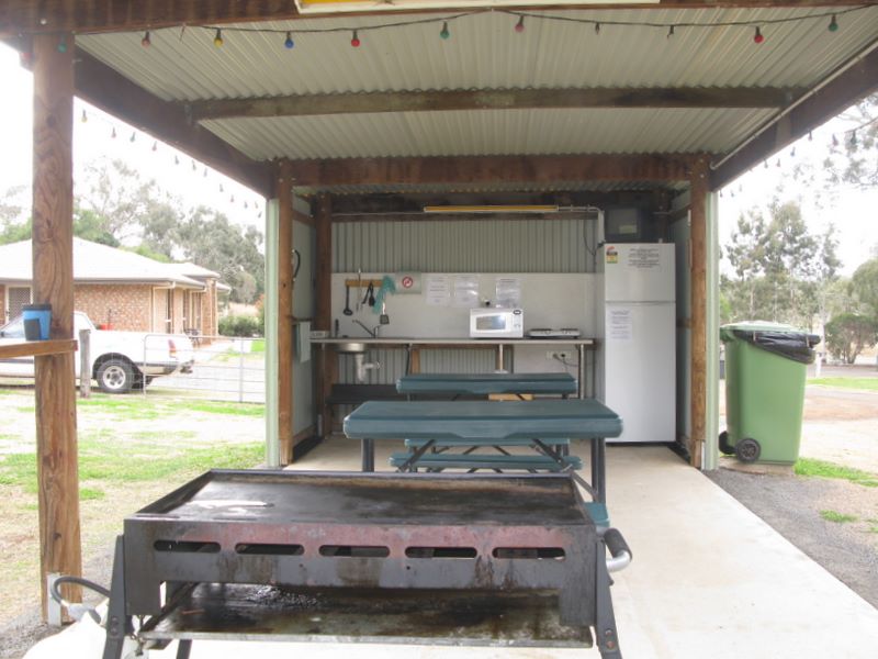 Oakridge Motel and Caravan Park - Oakey: Interior of camp kitchen