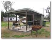 Oakridge Motel and Caravan Park - Oakey: Camp kitchen and BBQ area