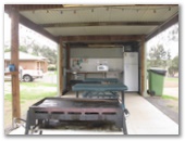 Oakridge Motel and Caravan Park - Oakey: Interior of camp kitchen