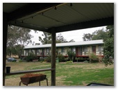 Oakridge Motel and Caravan Park - Oakey: View of the Oakridge Motel which is well back from the road.