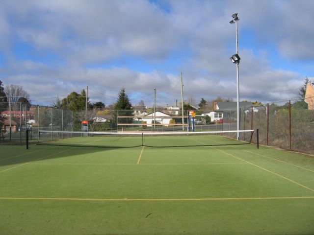 Jenolan Caravan Park - Oberon: Tennis courts adjacent to the park