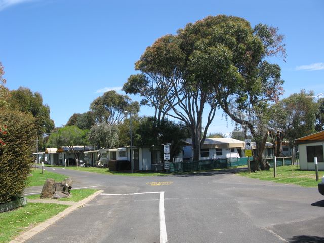 Riverview Family Caravan Park - Ocean Grove: Plenty of room for parking to check in.