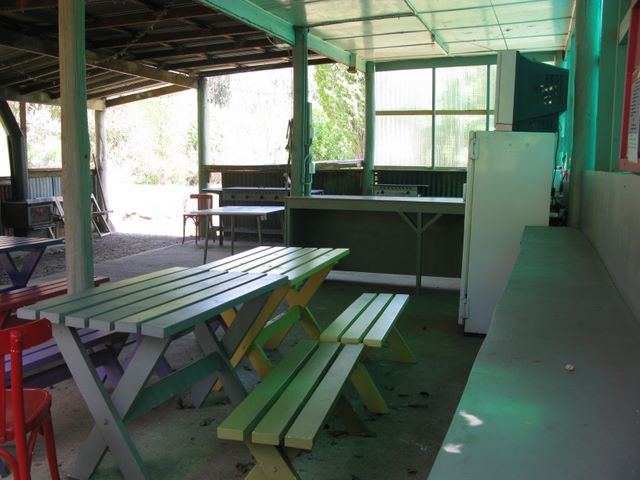Omeo Caravan Park - Omeo: Interior of camp kitchen
