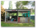 Omeo Caravan Park - Omeo: Camp kitchen and BBQ area