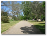 Omeo Caravan Park - Omeo: Good paved roads throughout the park