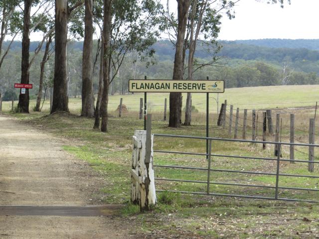 Flanagans Reserve - Palen Creek: Entrance.