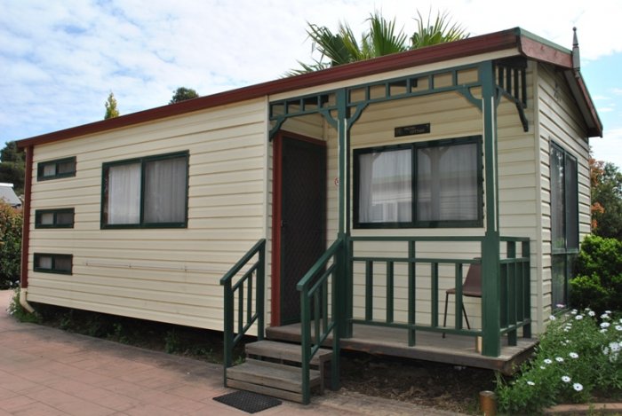 Currajong Caravan Park - Parkes: Cottage accommodation, ideal for families, couples and singles