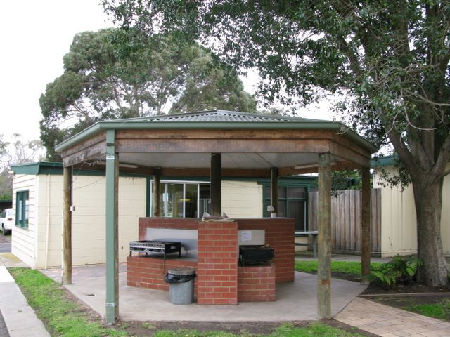 Boomerang Caravan Park - Cowes Phillip Island: BBQ area and Camp kitchen and BBQ area