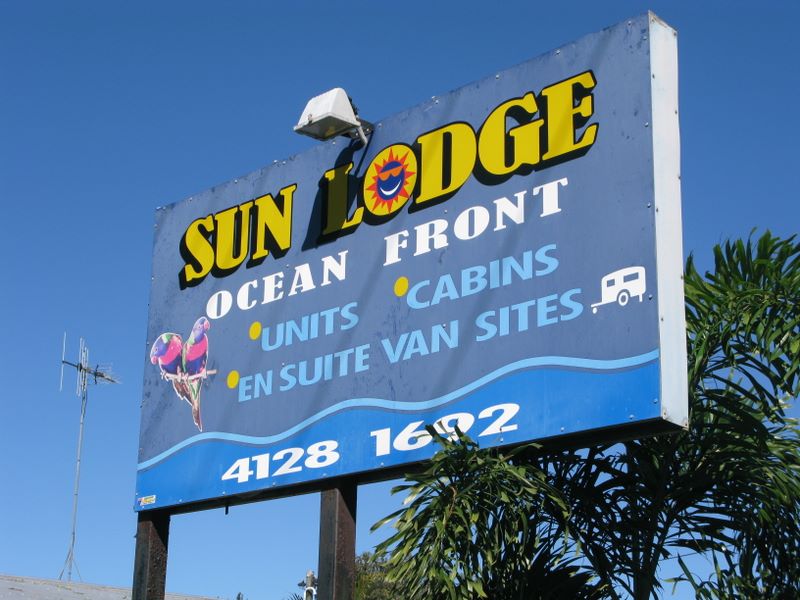 Sun Lodge Oceanfront Tourist Park - Point Vernon: Welcome sign