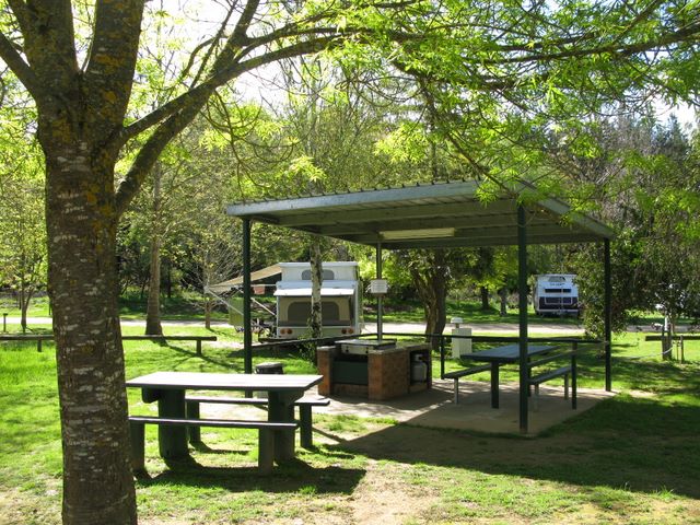 BIG4 Porepunkah Mill Holiday Park - Porepunkah: Sheltered outdoor BBQ