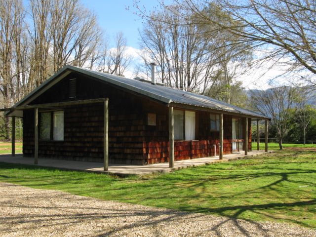 BIG4 Porepunkah Mill Holiday Park - Porepunkah: Large self-contained cottage for groups.  The cottage has views of the mountains.