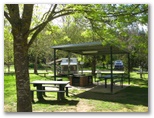 BIG4 Porepunkah Mill Holiday Park - Porepunkah: Sheltered outdoor BBQ