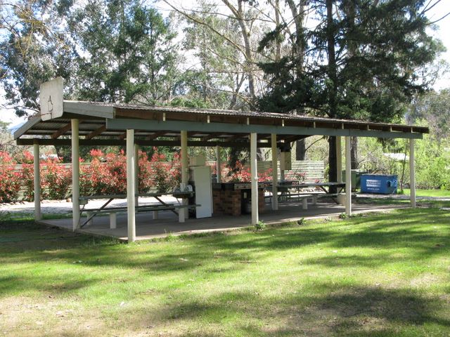 Mount Buffalo Caravan Park - Porepunkah: Camp kitchen and BBQ area