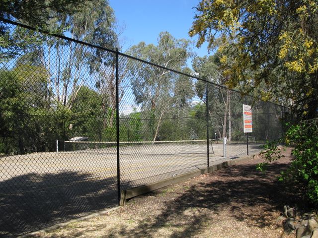 Riverview Caravan Park - Porepunkah: Tennis courts