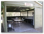 Riverview Caravan Park - Porepunkah: Camp kitchen and BBQ area