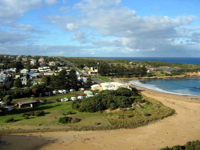 Port Campbell Holiday Park - Port Campbell: Park overview with view of Port Campbell township