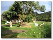 Port Campbell Holiday Park - Port Campbell: Powered sites for caravans beside the river