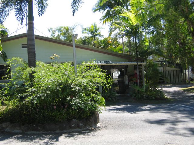 Tropic Breeze Van Village - Port Douglas: Reception and shop