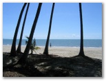 Tropic Breeze Van Village - Port Douglas: The beach at Port Douglas