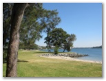 Jordan's Boating Centre & Holiday Park - Port Macquarie: Adjacent riverfront park