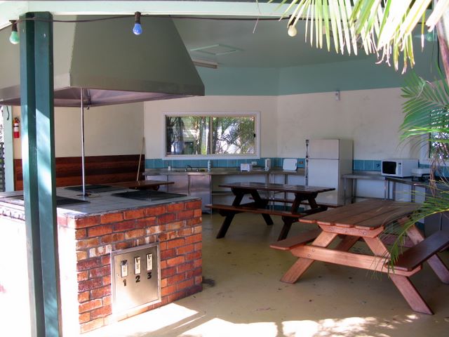 Melaleuca Caravan Park - Port Macquarie: Camp kitchen and BBQ area
