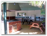 Melaleuca Caravan Park - Port Macquarie: Camp kitchen and BBQ area