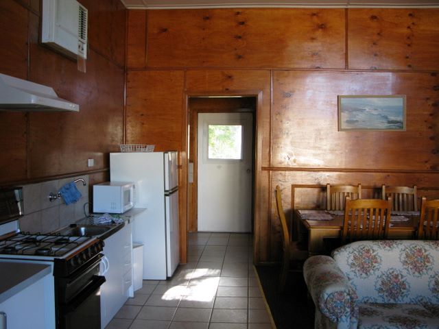 Port Welshpool Caravan Park - Port Welshpool: Interior of large family cottage