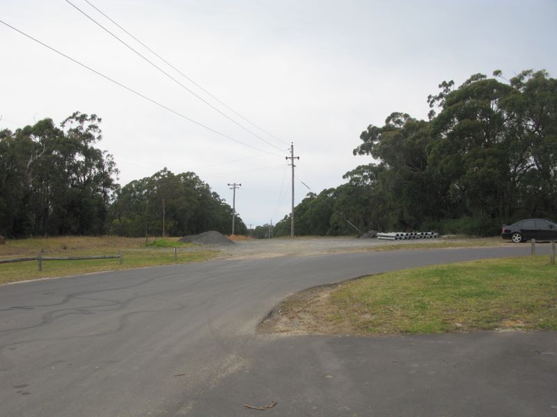 Princes Highway and Sussex Inlet Road Turnoff - Sussex Inlet: Well sealed parking area.