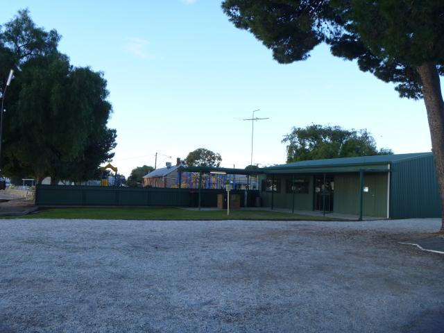 Port Wakefield Caravan Park - Port Wakefield: This shows one of the two Hotels just up the road.   Walking distance.  They both do lovely meals.
