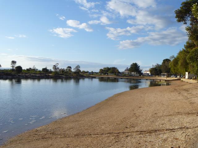 Port Wakefield Caravan Park - Port Wakefield: Relaxing right on the water, which is a safe swimming pool in Summer