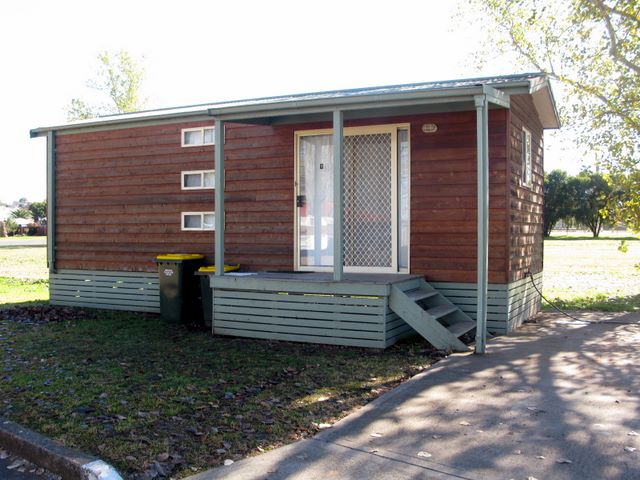 Quirindi Caravan Park - Quirindi: Cottage accommodation, ideal for families, couples and singles