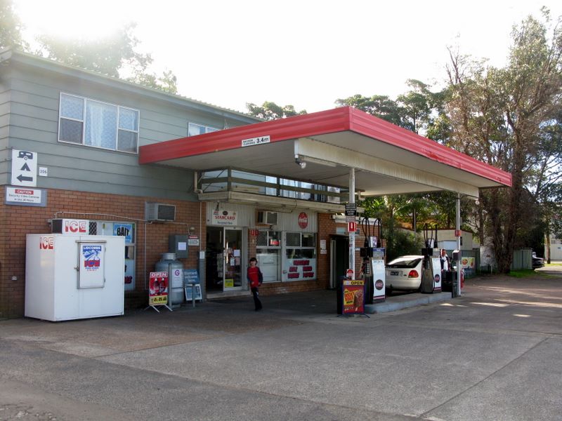Bellhaven Caravan Park - Raymond Terrace: Service station and shop at front of the park