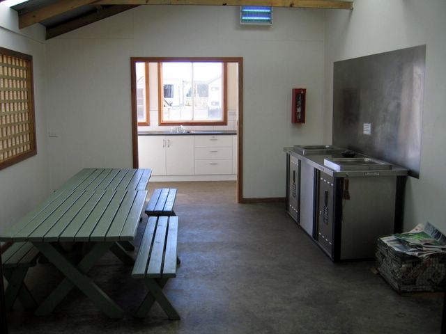 Sea Vu Caravan Park - Robe: Camp kitchen and BBQ area