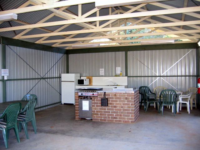Weir Caravan Park - Robinvale: Camp kitchen and BBQ area